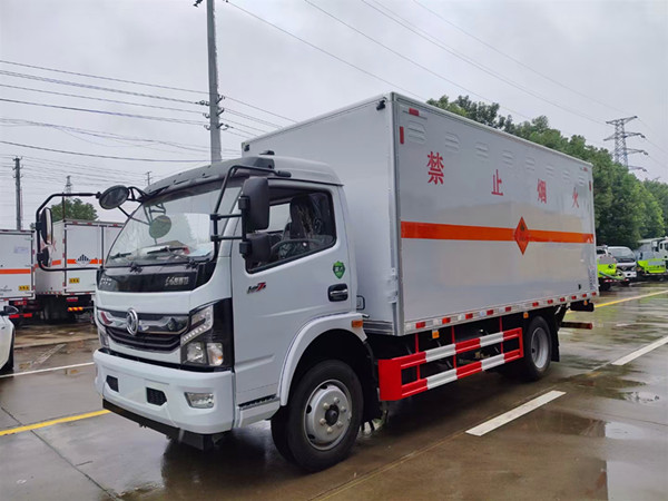 东风多利卡国六5.2米易燃液体厢式运输车